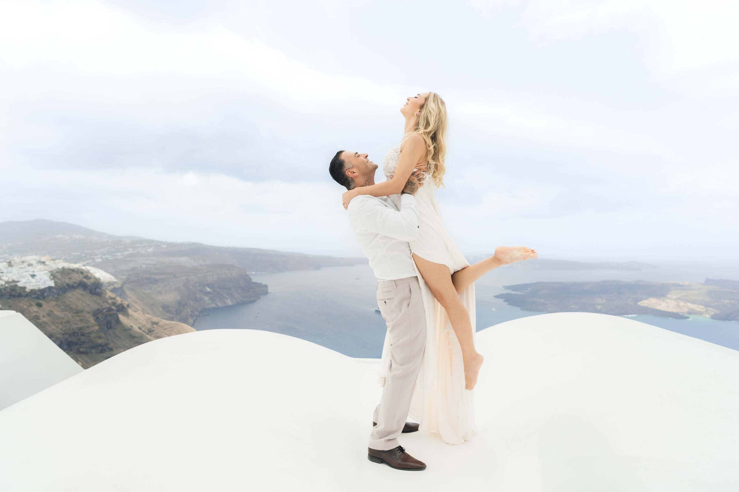 wedding lift in Santorini