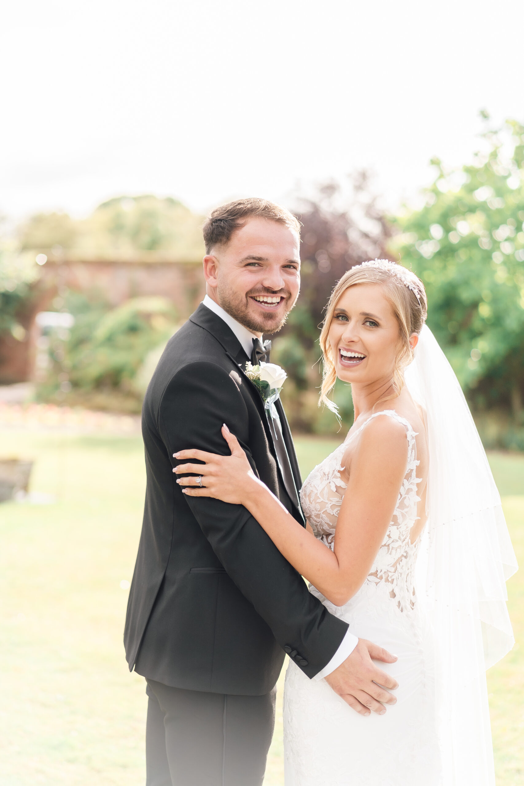 outdoor portraits fro bride and groom 