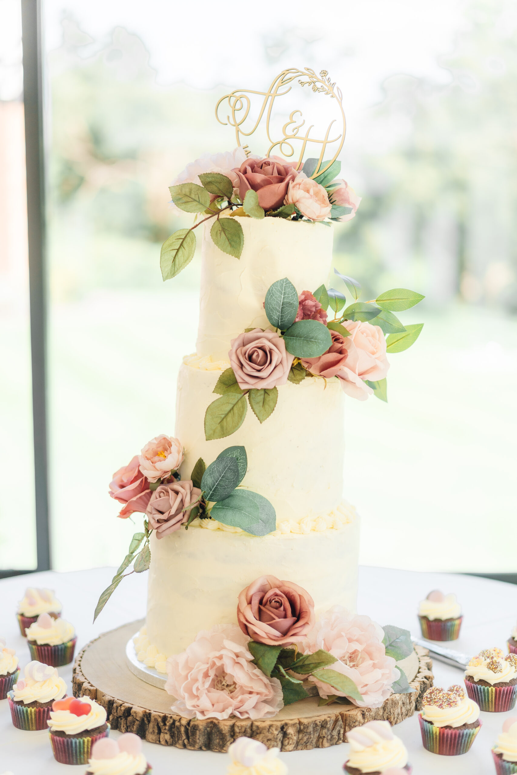 wedding cake at tan dwr hall